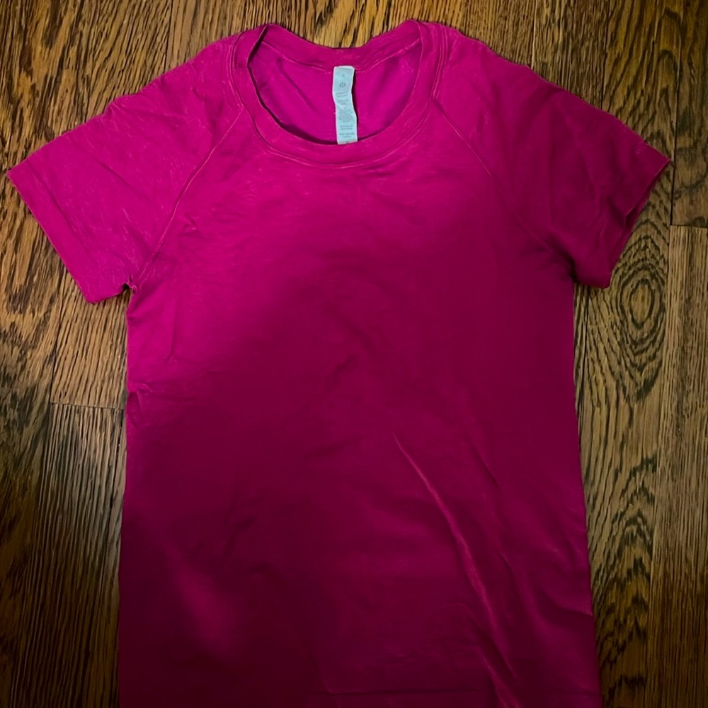 LuLulemon Swiftly Tech Magenta Size 4 Slightly Worn (no damage)